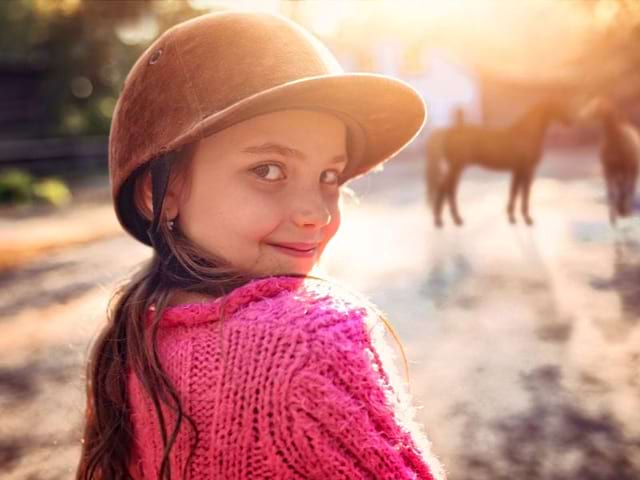 Jeune fille qui fait de l'équitation en colonie de vacances cet été à Aubenas