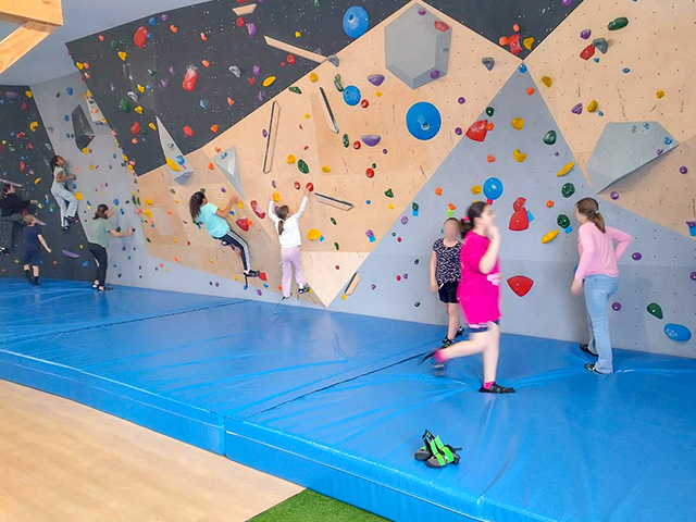 Escalade sur bloc en salle 