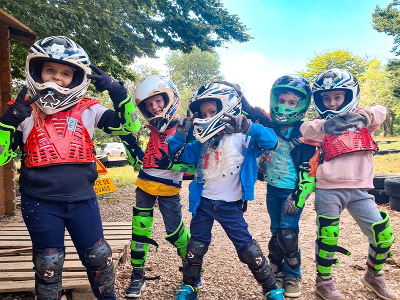 Groupe d'enfants avec casque de moto en colonie de vacances