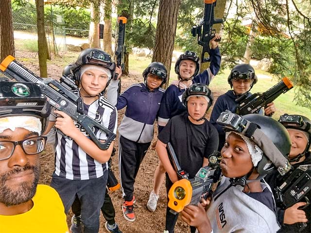 groupe enfants laser game extérieur séjour de vacances