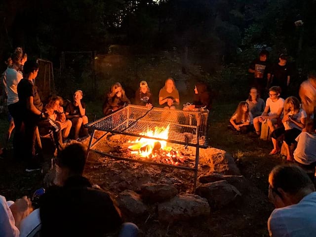 feu de camp colonie de vacances enfants été