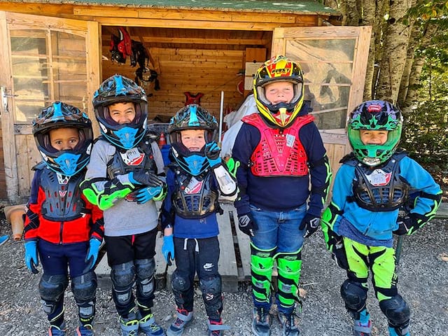 Enfants avec casque de moto cours motocross ete 