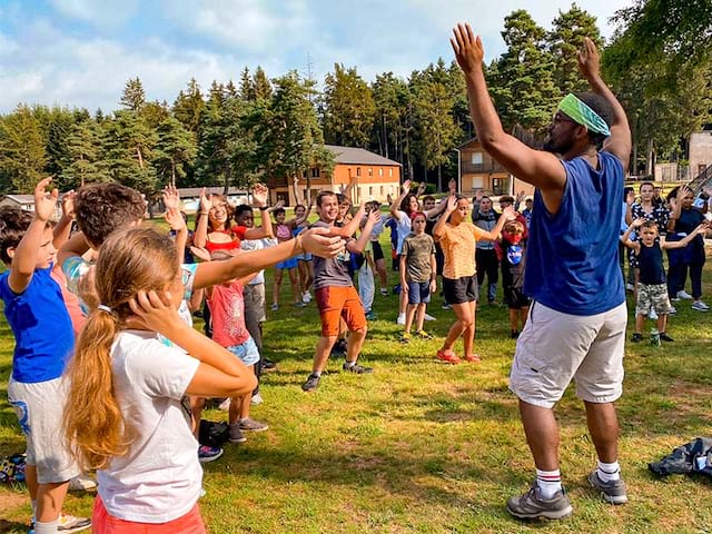 Animateur colonie de vacances enfants danse été