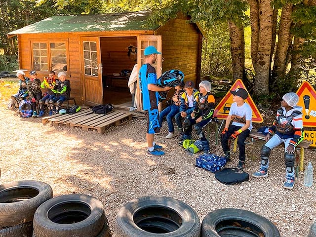 enfants tenue moto cross en colonie de vacances été