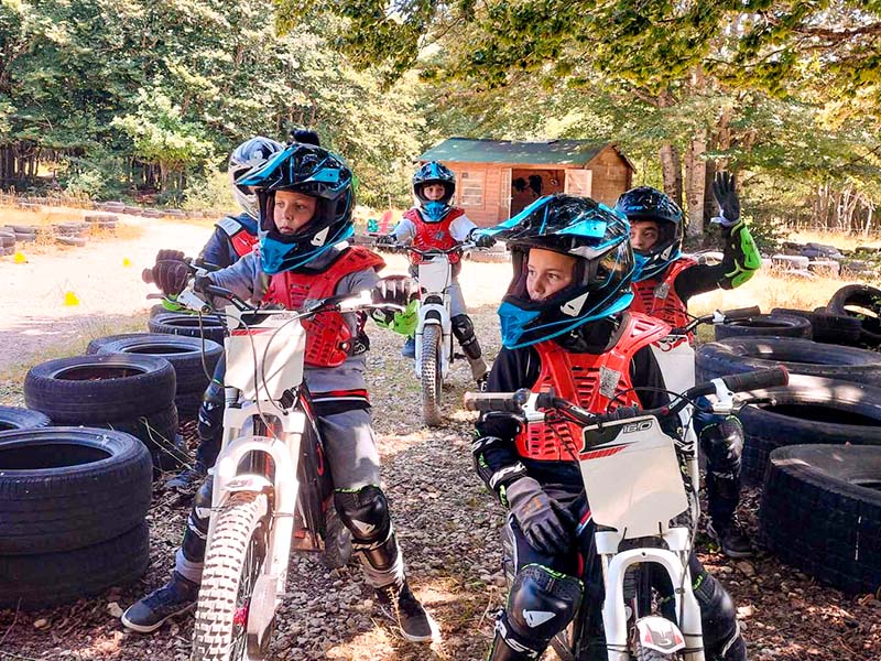 Enfants sur circuit moto cross été colonie de vacances