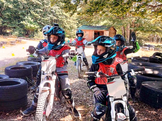 Enfants sur circuit moto cross été colonie de vacances