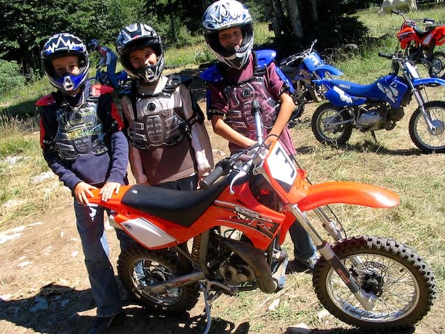 Enfants en colonie de vacances moto