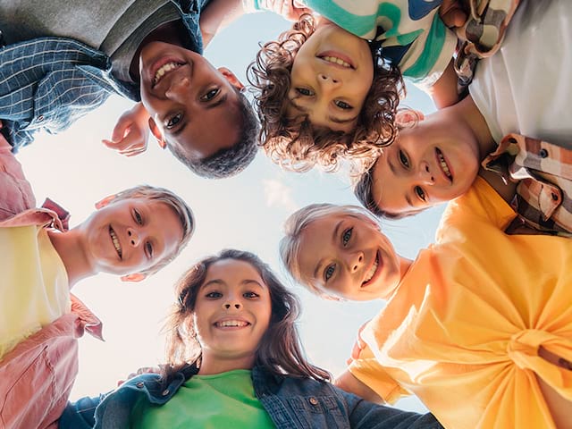 Groupe de jeunes enfants en colo durant les vacances d'été à Vassieux