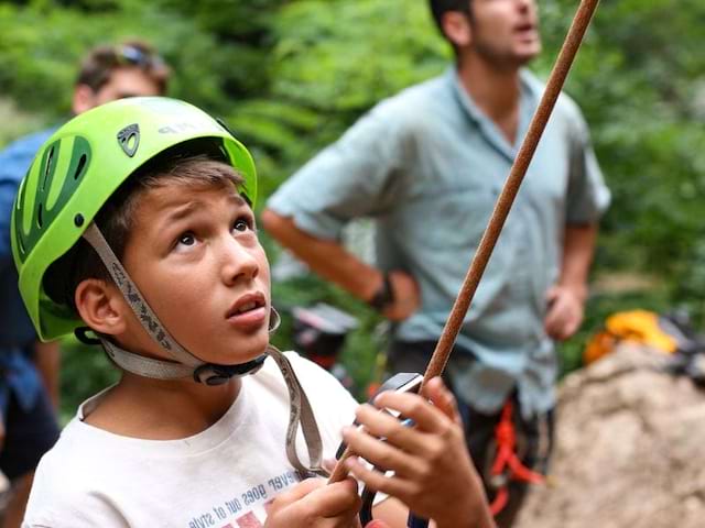 Pratique de l'escalade en colo de vacances Aventure Nature cet été