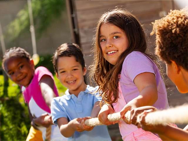 Groupe de jeunes en colo qui s'amusent à Vassieux cet été