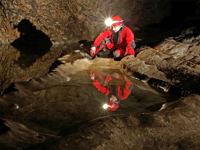 Activité spéléologie en colo de vacances cet été