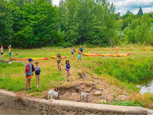 Groupe de jeunes à Retournac qui font du kayak en colo de vacances