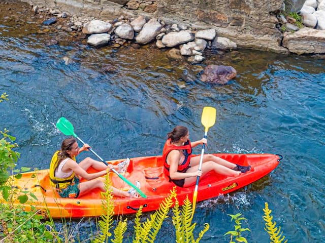 Activité kayak à Retournac en colonie de vacances Cocktail Sportif cet été