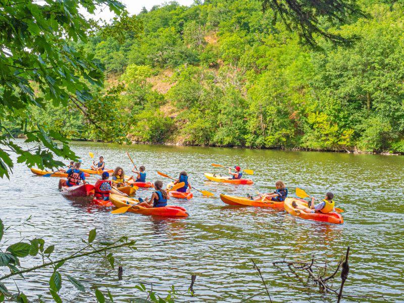 Groupe de jeunes qui s'essayent au kayak en colo de vacances à Retournac cet été