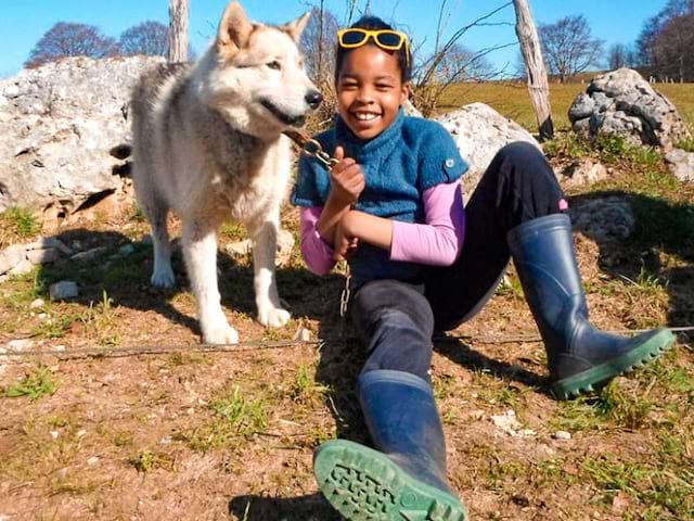 Jeune fille qui fait de la cani rando cet été en colo de vacances multi activités Acti Fun 