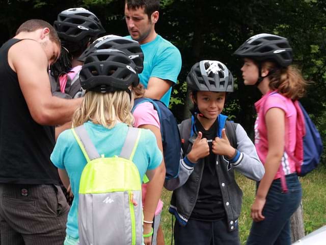 Jeunes qui font du vélo en colo cet été à retournac