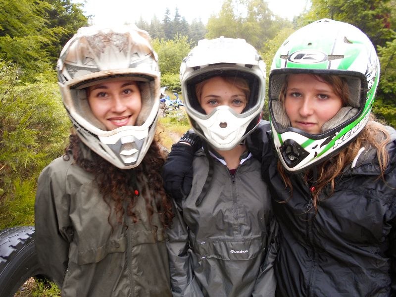 3 jeunes filles en colo de vacances Activ Fun à Retournac qui s'amusent durant l'activité moto éléctrique