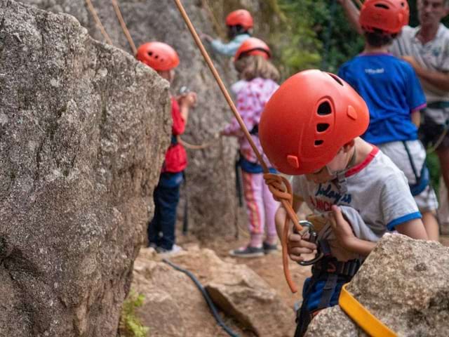 Escalade à Retournac en colonie de vacances multi activités à Retournac pour les 11-14 ans