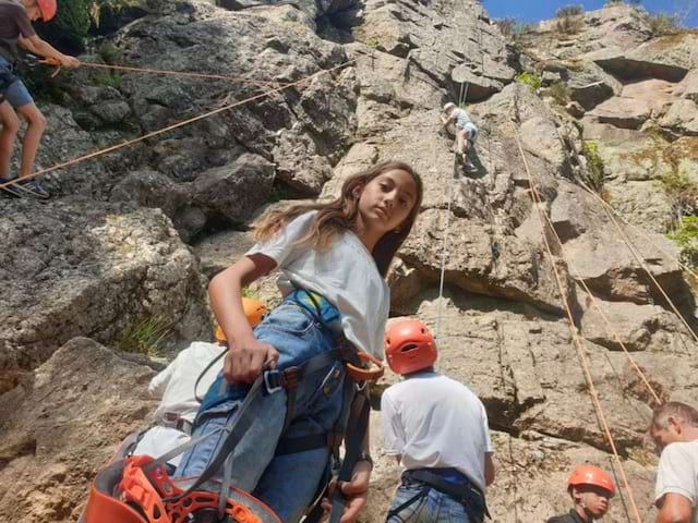 Activité descente en rappel cet été à Retournac en colonie de vacances