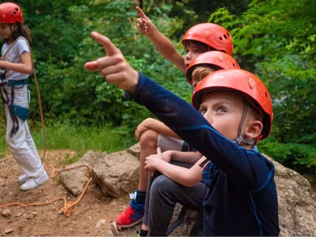 Session escalade en colo de vacances sportives et multi activités cet été à Retournac