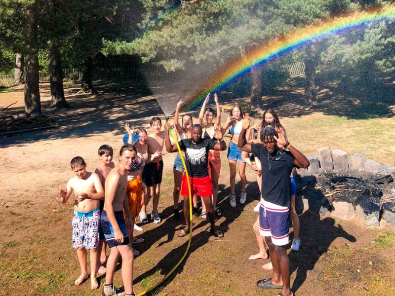 Groupe de jeunes qui profite en colo de vacances à Retournac durant la saison estivale
