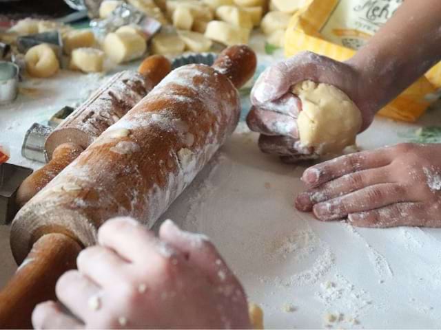 Rouleau à pâtisserie lors de la colo cuisine à Retournac cet été