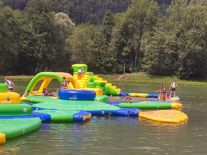Jeux gonflables en colo de vacances cet été à Hauteluce