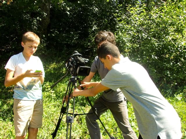 3 jeunes garçons qui filment en colo de vacances Cinéma à Hauteluce