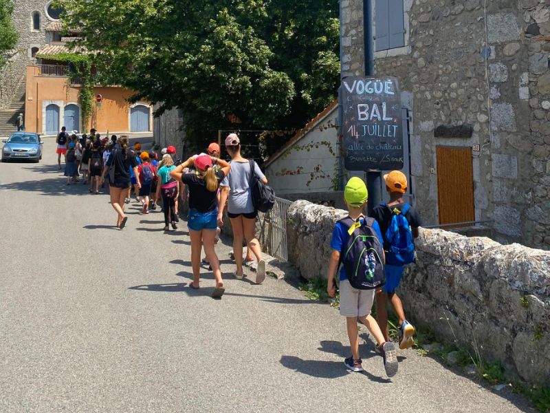 Jeunes qui se déplacent sur leur lieu d'activité cet été en Ardèche en colo