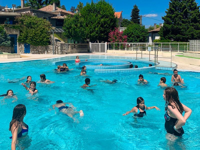 Baignade à la piscine pour nos jeunes qui partent en colo de vacances cet été 