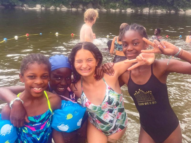 Jeunes filles qui profitent de leur colo en Ardèche en se baignant à la rivière