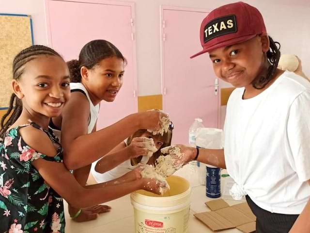 Jeunes filles en colonie de vacances artistique cet été en Ardèche