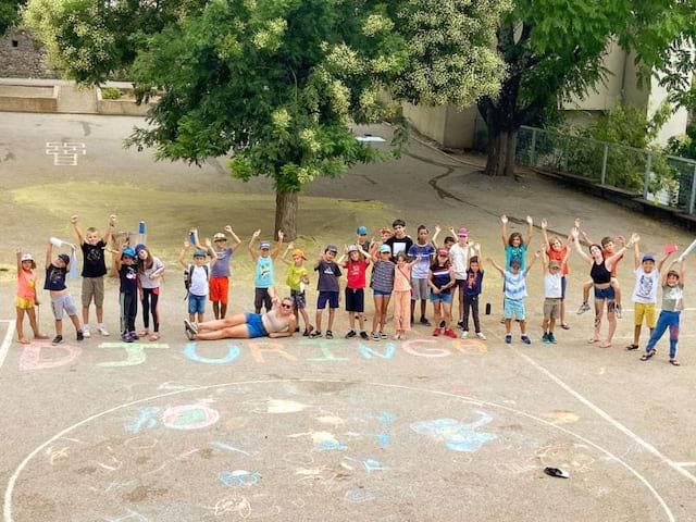 jeunes dans une cour colorée colo de vacances en ardèche cet été 