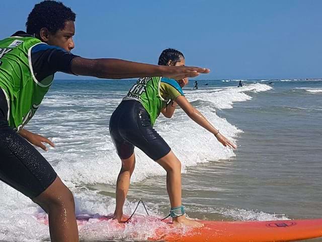 Sessions de surf en colo de vacances au Portugal  