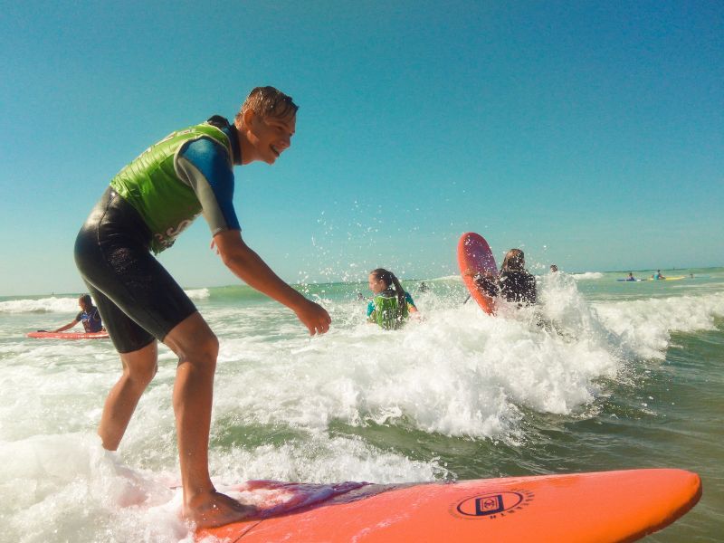 Surf en colo à Mimizan pour pré ados cet été