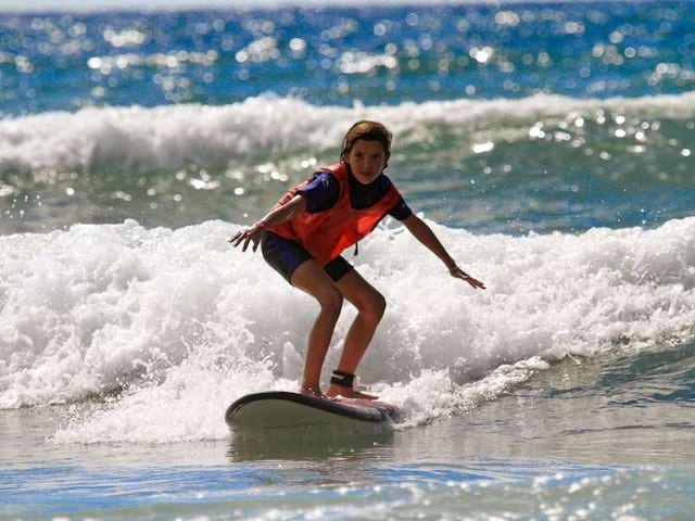 Pré ado qui surfe en colo de vacances Surf Ocean cet été à Mimizan 