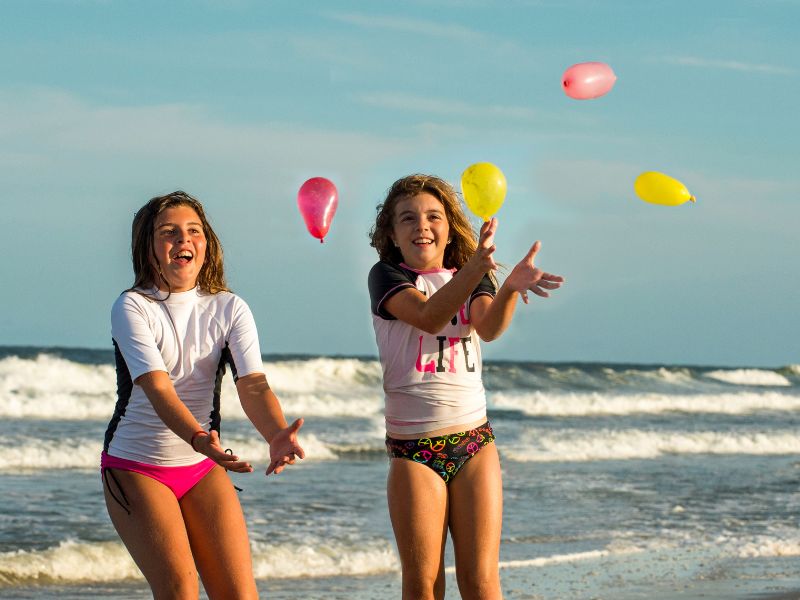 Deux jeunes filles en colo de vacances à Mimizan cet été