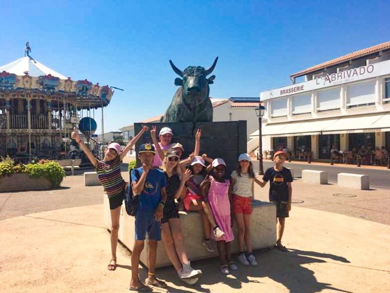 Groupe de jeunes pré ados qui visitent la ville en colo de vacances Equitation Camargue cet été
