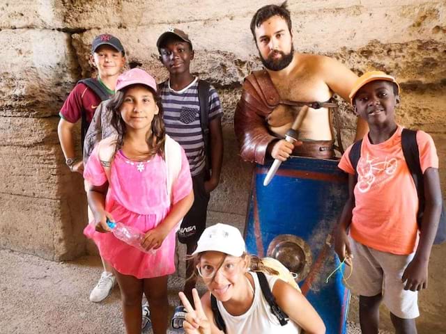 Jeunes en colo de vacances qui visitent une arène cet été en colo