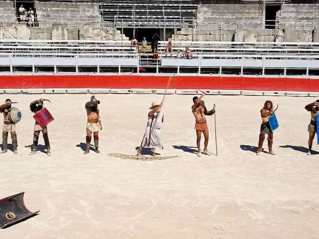 Visite d'une arène en colo de vacances cet été à St Martin de Crau 