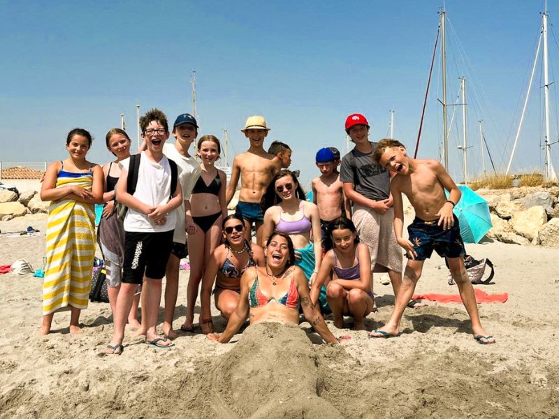 Groupe de jeunes en colo de vacances à St Martin de Crau cet été