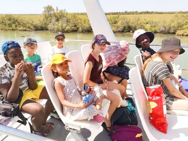 Excursion en bateau à St martin de Crau cet été où les jeunes se sont bien amusés