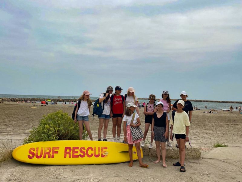 Groupe de jeunes en colo de vacances à la mer cet été à St Martin de Crau 