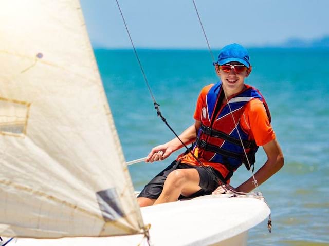 Session bateau et catamaran en colo de vacances Soleil et détente sous le soleil cet été