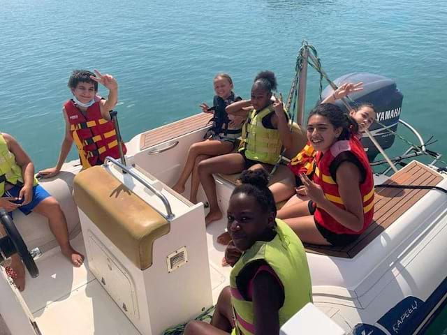 Session balade en bateau en colo de vacances à la mer cet été 