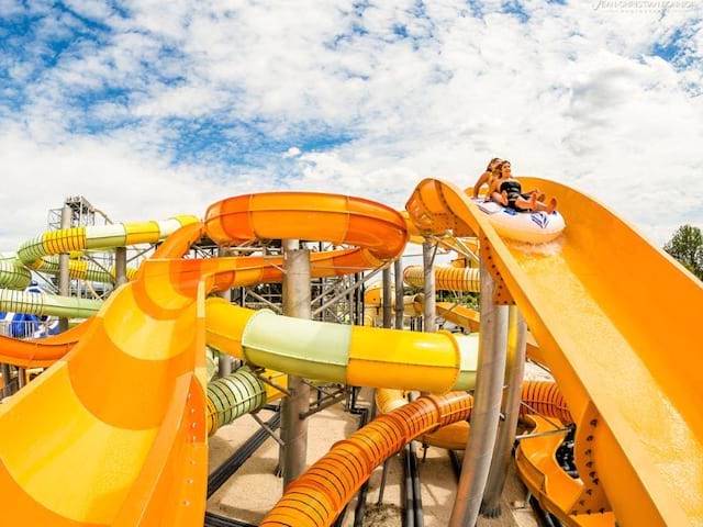 Attractions au parc aquatique en colo de vacances à la mer cet été