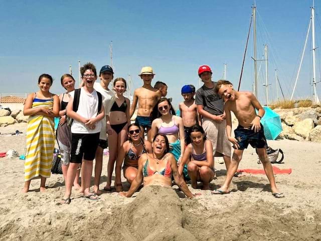 Groupe de jeunes en colo de vacances à la mer à St Martin de Crau 