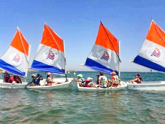 Sessions catamaran en colo de vacances cet été à St Martin de cRau 