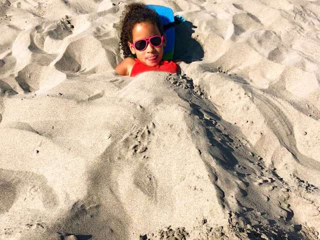 Jeune fille en colo de vacances cet été à St Martin 