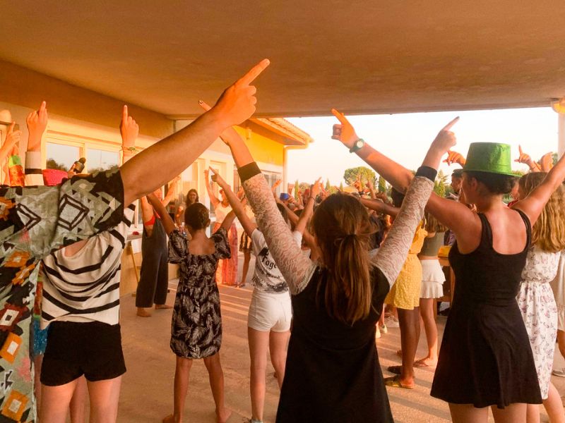 Danse de la joie en colonie de vacances à St Martin de Crau cet été en colo
